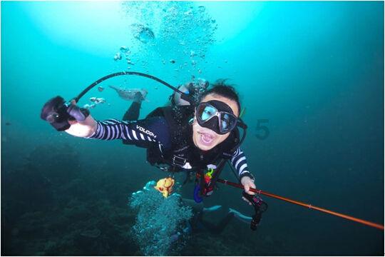 非洲讨水男孩：两岁多被抛弃，在外流浪8个月，被收养后过得如何